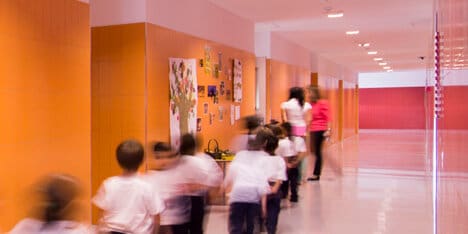 estaciones de carga en el sector educación 