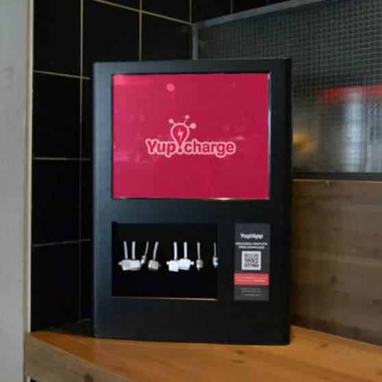 estacion-carga-para-moviles-swing cargadores de móviles en espacios públicos