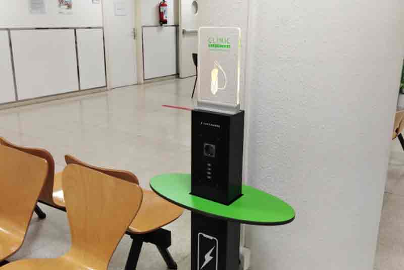Yupcharge Cargador para móviles Totem de carga GrooveTray Hospital Clínic