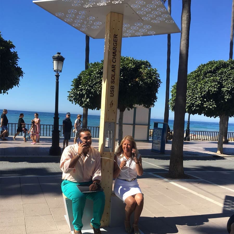 Cargador-Móvil-SmartFurniture-Soleo-Solar-Ayunt_Marbella-Yupcharge1
