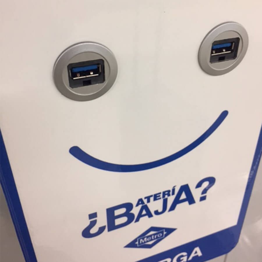 Yupcharge Cargador para móviles SmartFurniture Metro Madrid