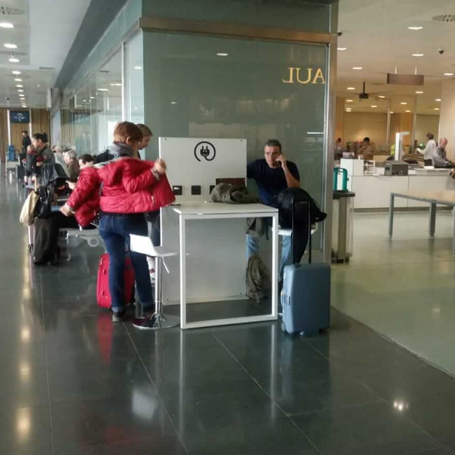 Yupcharge Aeropuerto Aena Ibiza Smartfurniture Mesa SKA