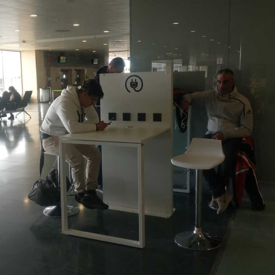 Yupcharge Aeropuerto Aena Ibiza Smartfurniture Mesa SKA2