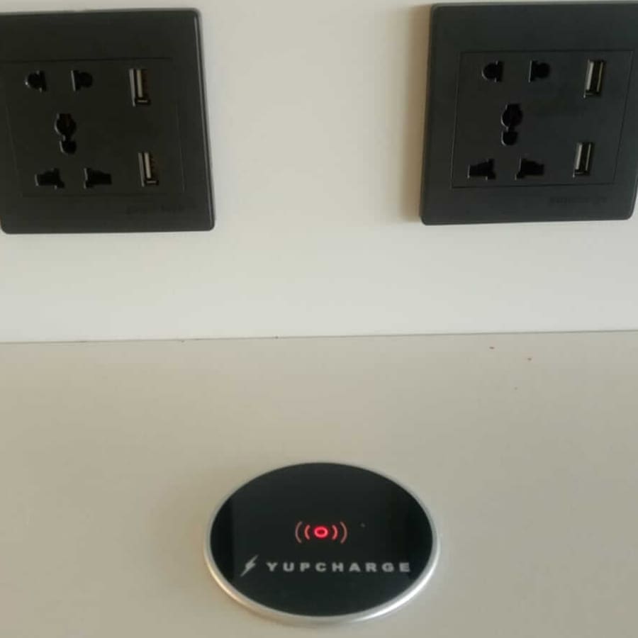Yupcharge Aeropuerto Aena Ibiza Smartfurniture Mesa SKA Wireless Qi