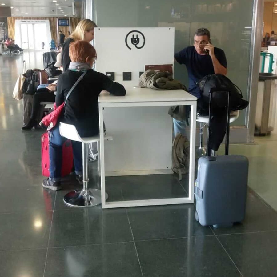 Yupcharge Aeropuerto Aena Ibiza Smartfurniture Mesa SKA 3