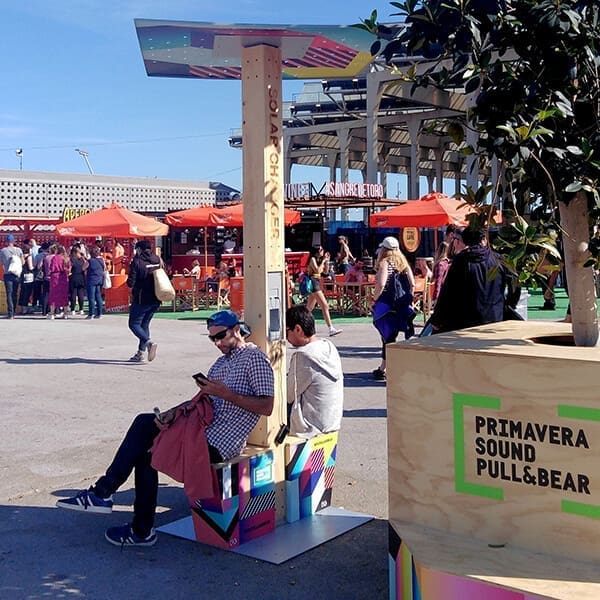 cargadores de móviles en festivales